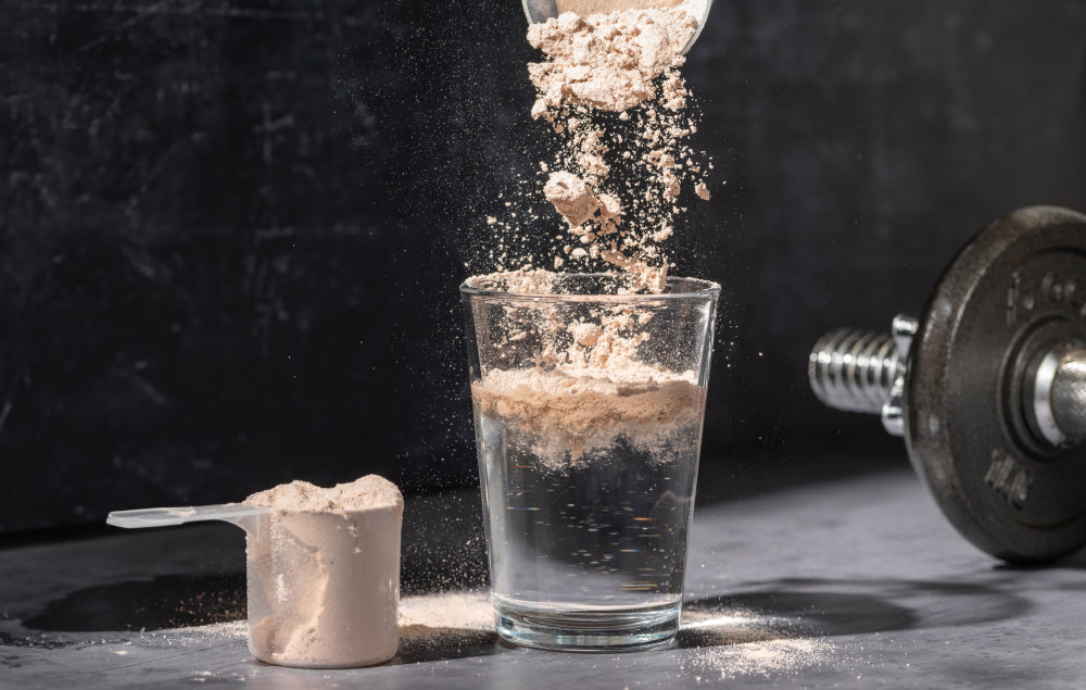 Poudre de collagène versée dans un verre d'eau